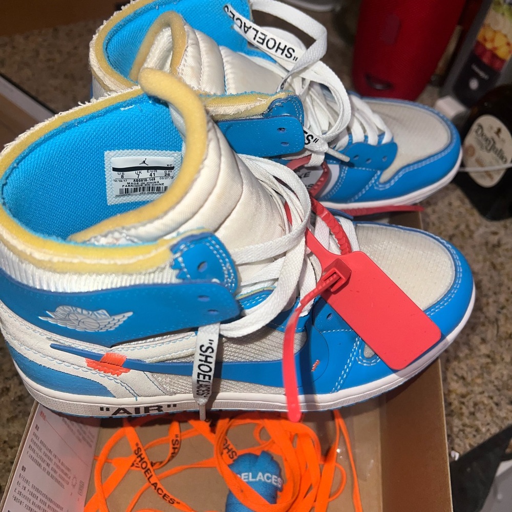 Off White x Air Jordan 1 Retro High OG ‘UNC’